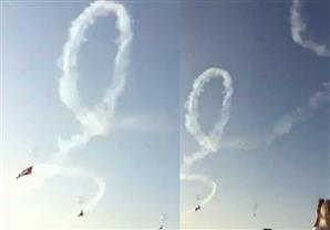 طيار إماراتي يرسم اسم مصر في عرض جوي