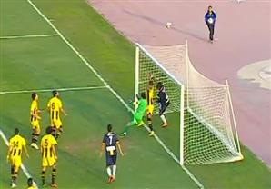 إبعاد رائع من أبو السعود للكرة أمام الإسماعيلي