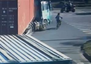 بالفيديو.. نجاة  صيني بعد مرور "لوري" فوقه