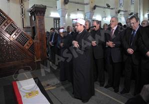 بالصور.. محلب وكبار المسئولين في تشييع جنازة عبد العزيز حجازي