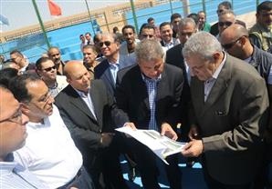 مواطن لمحلب: ''بيذلونا يا ريس؟''.. وهو يرد:''مشكلتك هاتتحل''