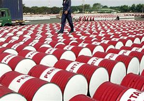 أسعار النفط تتراجع مع بقاء الدولار قريبًا من أعلى مستوى في 9 سنوات