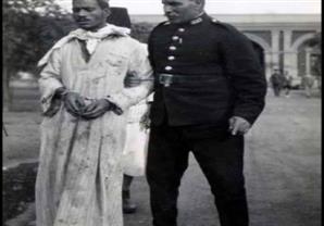 شرطي يلقي القبض على متهم - أيام زمان