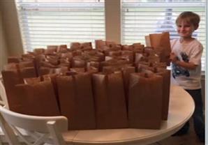 طفل يدخر 120 دولاراً ليشتري وجبات للمشردين فى الكريسماس