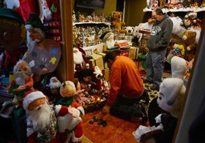 تعرفوا على الرجل الذي أنفق 60.000 دولار على زينة الكريسماس