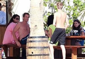 بالصور- جورج كلوني وزوجته يحتفلان بالكريسماس في المكسيك