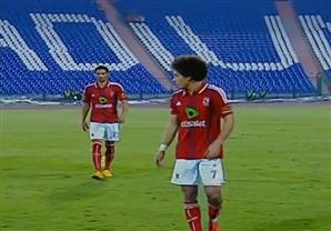 موقف محرج لمحمود بكر بإنهاء الشوط الأول قبل صافرة الحكم