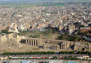 مصور فرنسي يصور ريف الأقصر بعلبة ذات ثقب 