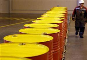 النفط يهبط لأدنى مستوى في 5 سنوات ونصف بسبب تخمة المعروض