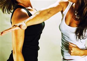 اغلاق مول بسبب 1000 فتاة!