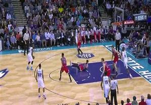 مهارة عالية تُسقط لاعب كرة سلة أرضا