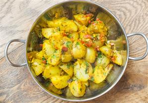 طريقة عمل بطاطس بدقة الثوم والكزبرة