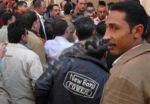 الخدمات النقابية: عمال الحديد والصلب منعوا دخول و خروج السيارات إلي الشركة