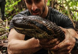 ديسكفري تعرض تجربة ابتلاع أناكوندا عملاقة للمتطوع بول روزولي