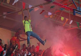 إصابة 8 مشجعين في مباراة عين فكرون والمولودية بالدوري الجزائري