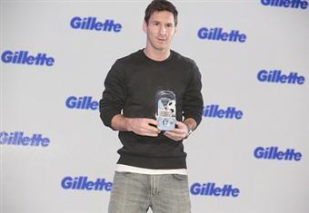 فيديو- ميسي ونجم التنس فيدرر وجها لوجه في أحدث حملة إعلانية