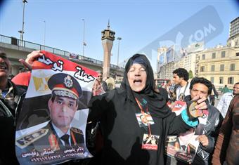 بالصور.. وقفة للعشرات تأييدًا للسيسي بالقرب من التحرير