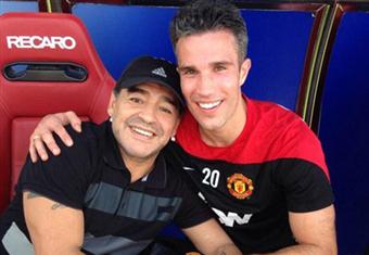 صور - مارادونا يزور لاعبي المان يونايتد في دبي 