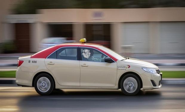 استدعاء طالبة سعودية لتدخينها بداخل سيارة أجرة وهي بحالة سكر