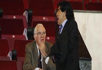 مارادونا ناعيا اراجونيس: لقد جعل إسبانيا تلعب كرة قدم