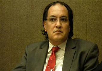 منظمة حقوقية تطالب بفتاح تهوية بالقفص الزجاجي لمرسي في محاكمة ''الاتحادية''