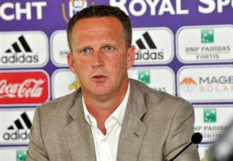 اندرلخت يقيل مدربه بسبب سوء النتائج