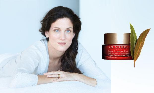 مذهلة بعد الخمسين مع كريم Clarins الجديد للبشرة 