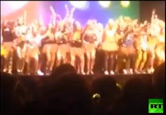 انهيار خشبة مسرح في إحدى الجامعات بكاليفورنيا