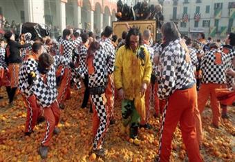 إيطاليا تحتفل بكرنفال "التراشق بالبرتقال" 