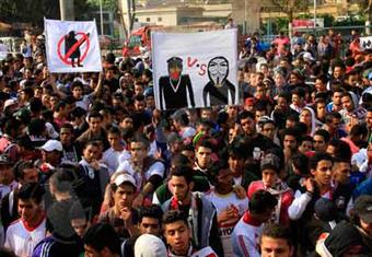 بالصور والفيديو.. أولتراس أهلاوي ووايت نايتس يطالبون بـ''طرد الداخلية من المدرجات''