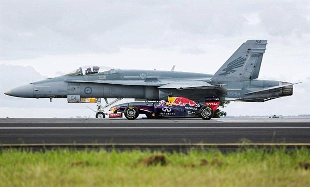 فيديو سباق بين سيارة ريد بل انفينيتي وطائرة حربية 