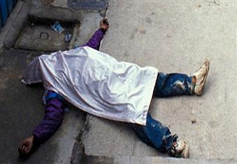 قتل صديقه.. وعندما طارده الأهالي سقط من الدور الخامس ومات