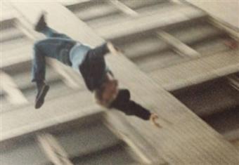 "خوفا من الحبس".. متهم يقفز من الطابق الثالث أثناء عرضه على نيابة المعادي 