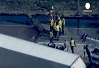 عَسَلٌ على الطريق...بعد انقلاب شاحنة في لوس آنجلوس 