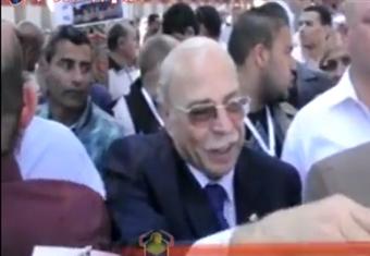 كمال درويش أول الحاضرين داخل النادي متلقيا التحية من أنصاره