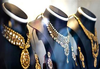 الذهب يقترب من أقل سعر في 6 أسابيع ويتجه لأول انخفاض شهري في 2014