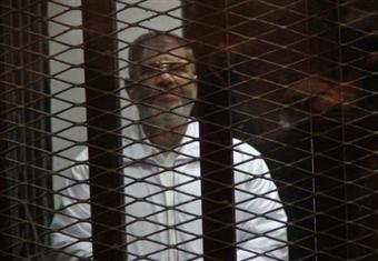 انتداب محامي للدفاع عن "مرسي" في قضية "التخابر مع حماس"