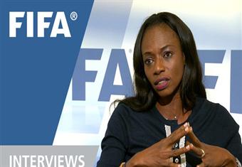 رئيسة اتحاد سيراليون تصفع كالون على "قفاه" في مشادة بإحدى المباريات