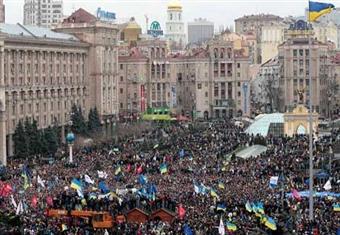 لوموند: أوكرانيا منقسمة بين روسيا والاتحاد الاوروبي
