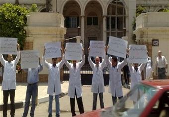 أطباء يزرون المستشفيات لدعوة زملائهم إلى الاعتصام يوم 28 إبريل