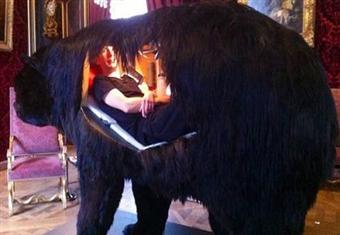 فنان فرنسى يعيش داخل جثة دب