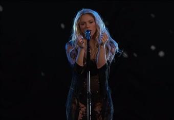 شاكيرا تعود للإثارة وتشعل مسرح "The Voice" بالأسود الشفاف