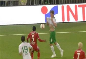 لاعب يخفي الكرة تحت قميصه ليراوغ خصمه