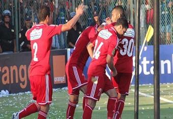 الأهلي بالزي الأحمر الكامل أمام الدفاع المغربي