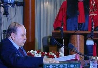 صحيفة فرنسية: بوتفليقة يؤدي اليمين الدستورية وتبدو عليه علامات الضعف..فيديو