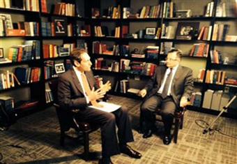 الباحث الأمريكي المعروف جو الترمان يحاور فهمي تليفزيونيًا