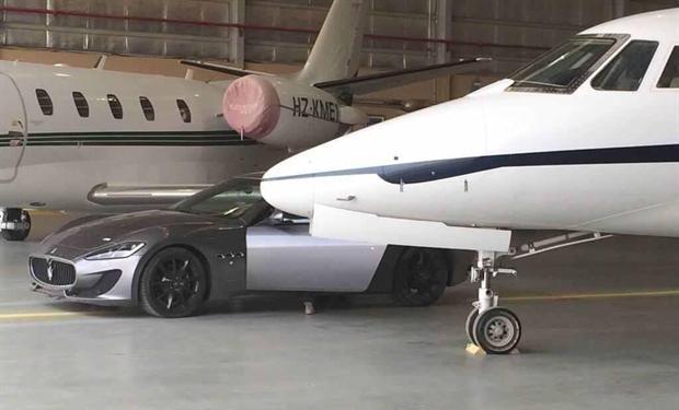 يزيد الراجحى يسابق طائرة على أرض مطار الرياض