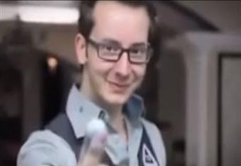 فيديو يعرض المهارات الاحترافية لأحد لاعبي البلياردو