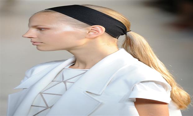 من أسابيع الموضة: هكذا تستخدمين شريطة الشعر لربيع 2014