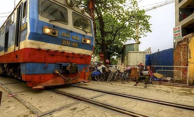 صور وفيديو : أغرب خط سكة حديد فى العالم والذى سيصيبكم بالذهول 